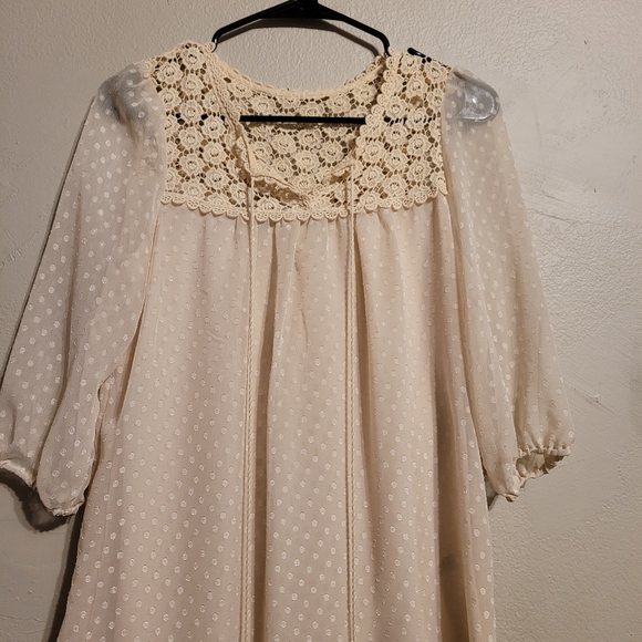 F21 Lace Textured Tunic Cream Colored - Picture 4 of 9
